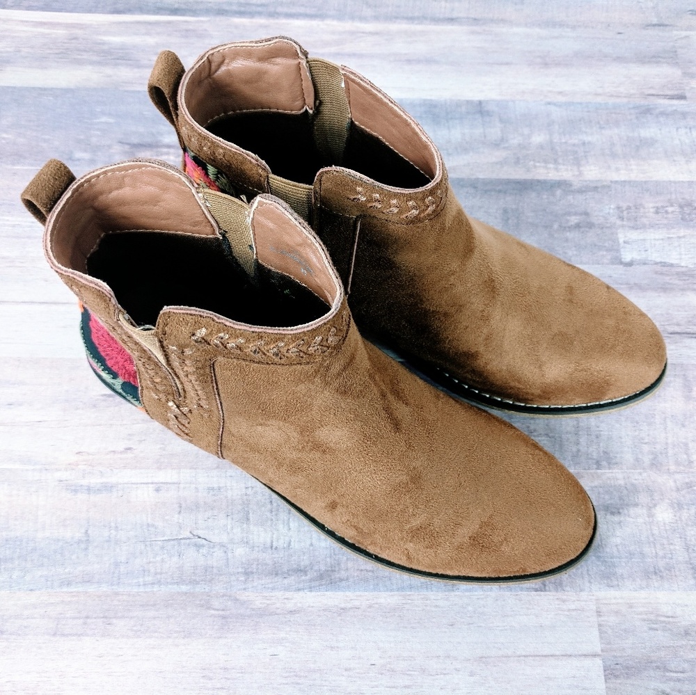 Embroidered faux suede ankle boots - Picture 4 of 7